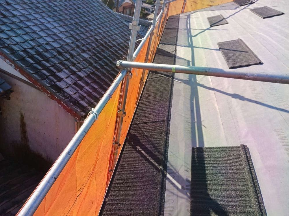 本体(施工中1) 尾鷲市で外壁塗装・屋根工事・防水工事をリペイント匠が施工した写真