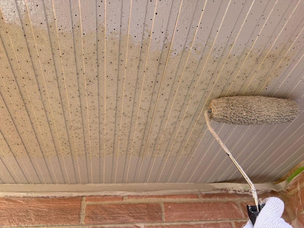 三重郡菰野町_I様_軒天(中塗り) 三重郡菰野町の外壁塗装をリペイント匠が施工した写真