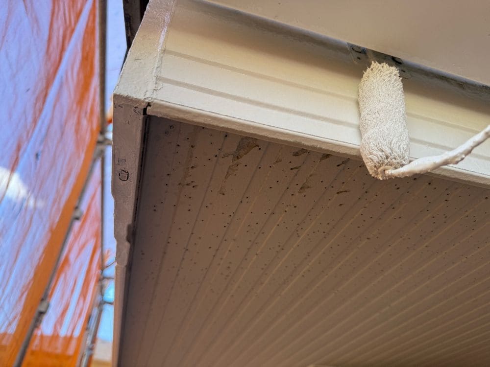 三重郡菰野町_I様_鼻隠し(中塗り) 三重郡菰野町の外壁塗装をリペイント匠が施工した写真