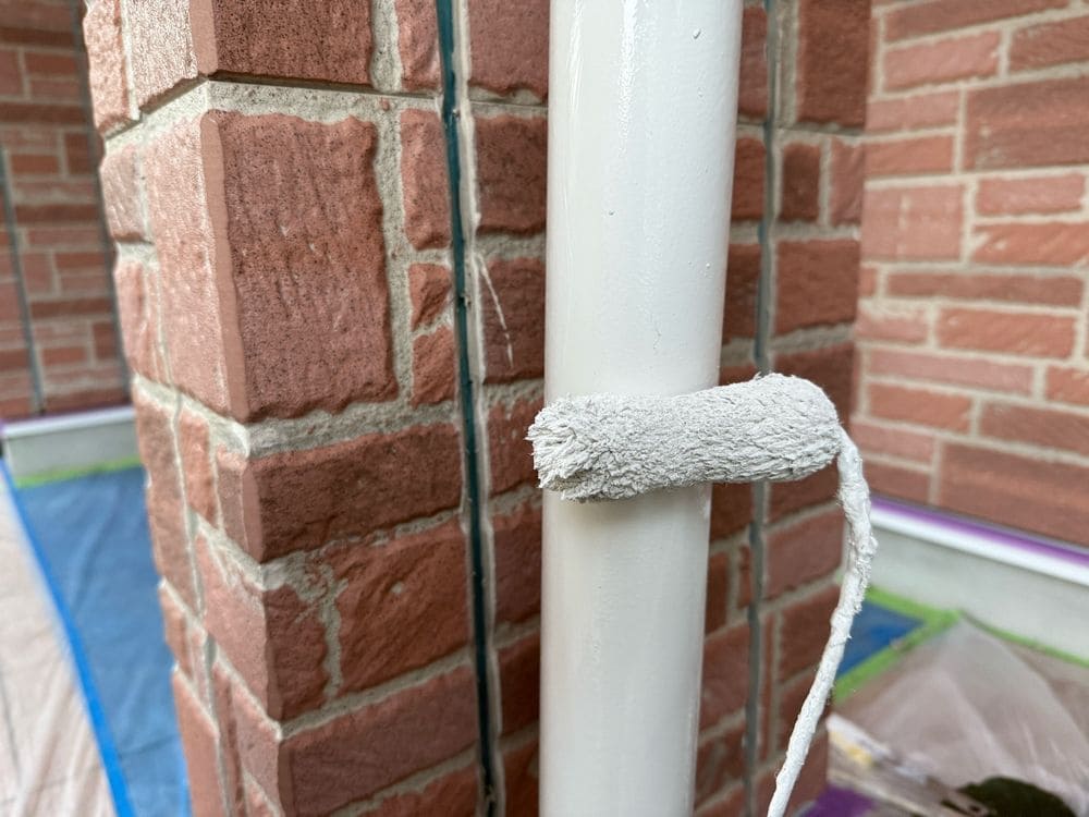 三重郡菰野町_I様_樋①(中塗り) 三重郡菰野町の外壁塗装をリペイント匠が施工した写真