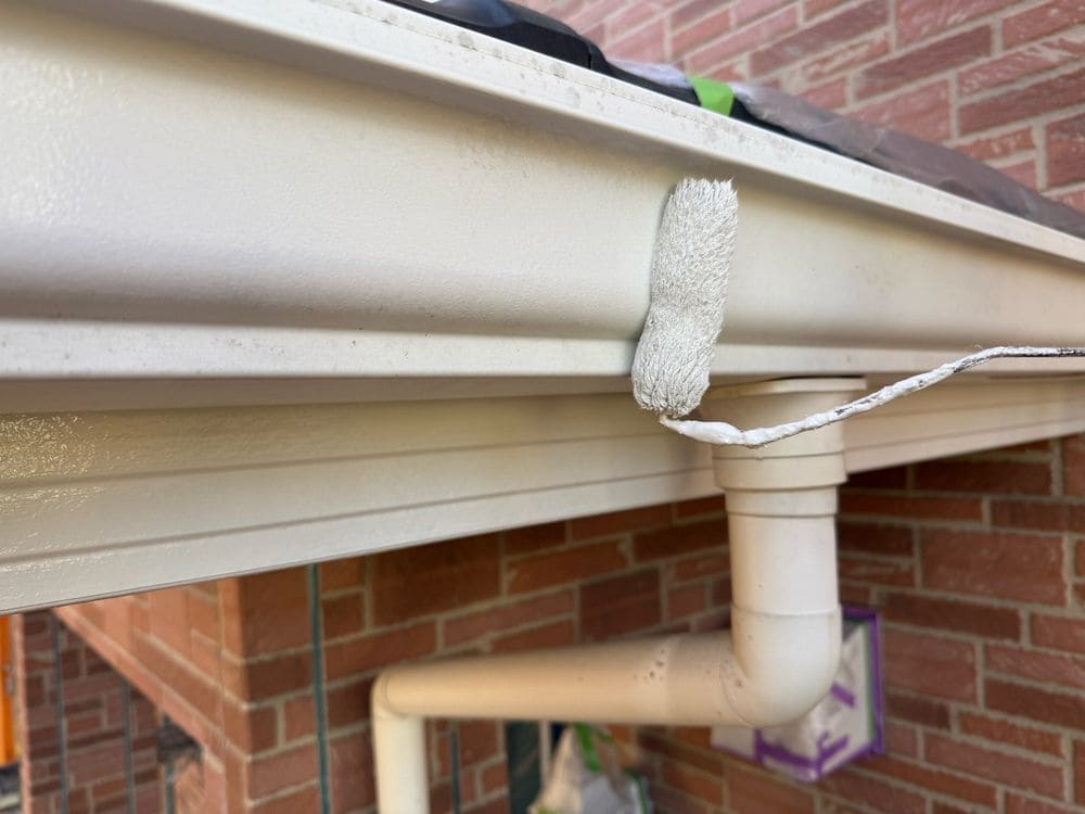 三重郡菰野町_I様_樋②(中塗り) 三重郡菰野町の外壁塗装をリペイント匠が施工した写真