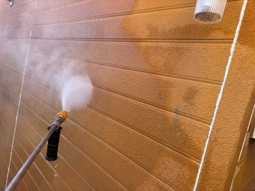 四日市市_O様_高圧洗浄①(外壁) 四日市市の外壁・屋根塗装をリペイント匠が施工した写真