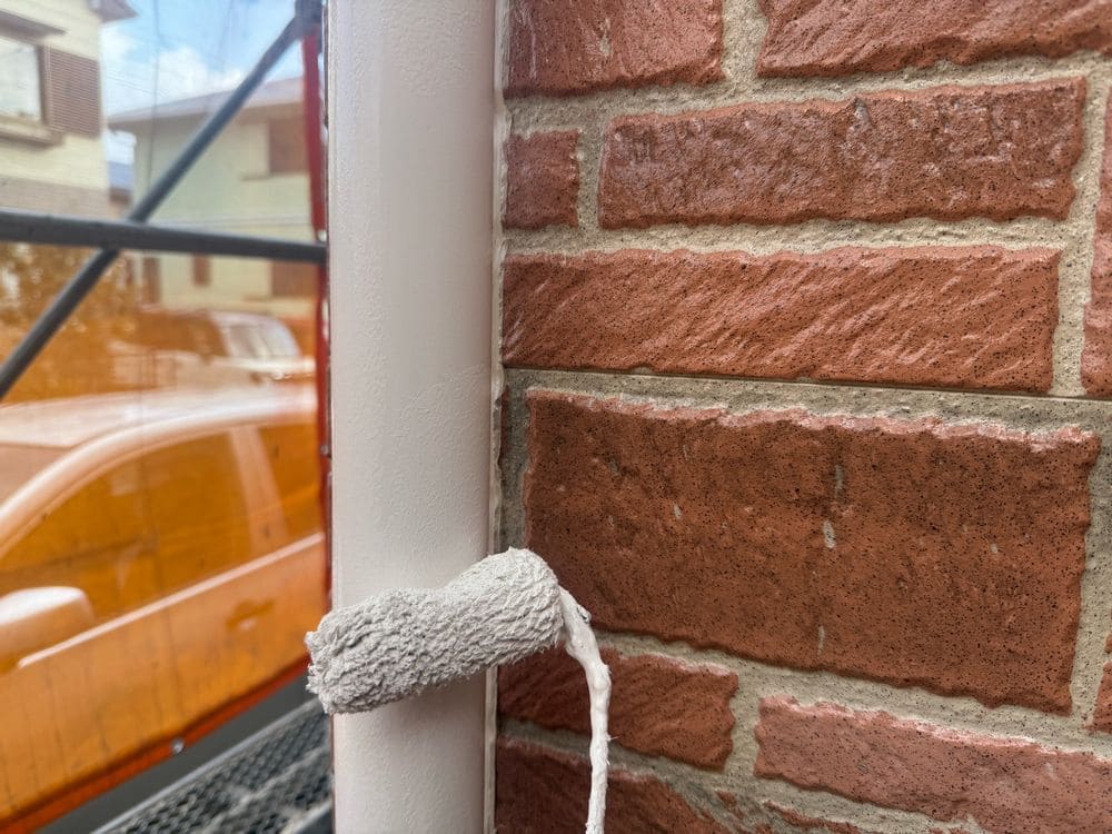 三重郡菰野町_I様_樋①(上塗り) 三重郡菰野町の外壁塗装をリペイント匠が施工した写真