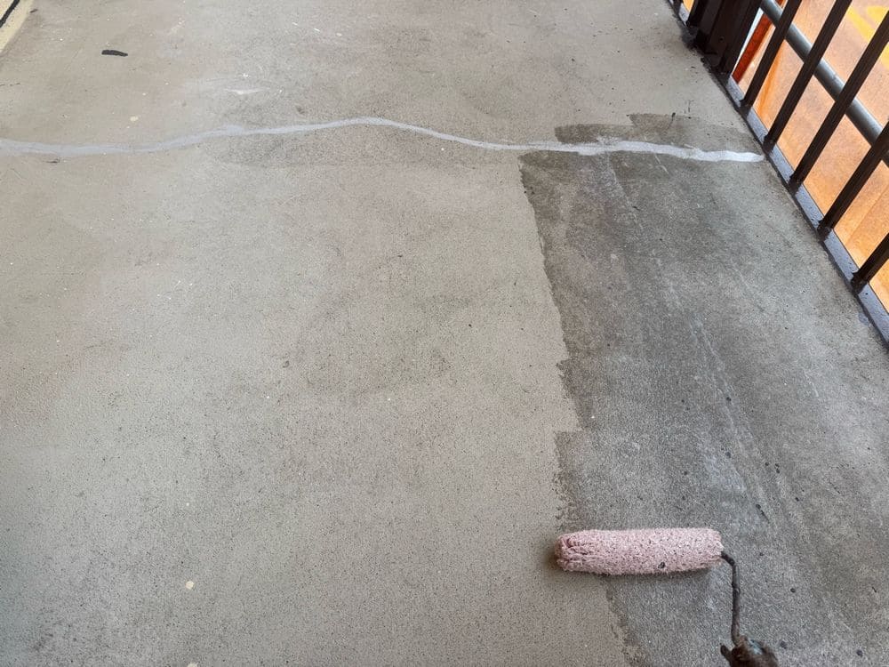 四日市市_O様_2階廊下床(下塗り) 四日市市の外壁・屋根塗装をリペイント匠が施工した写真