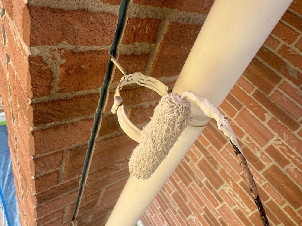 三重郡菰野町_I様_樋①(下塗り) 三重郡菰野町の外壁塗装をリペイント匠が施工した写真