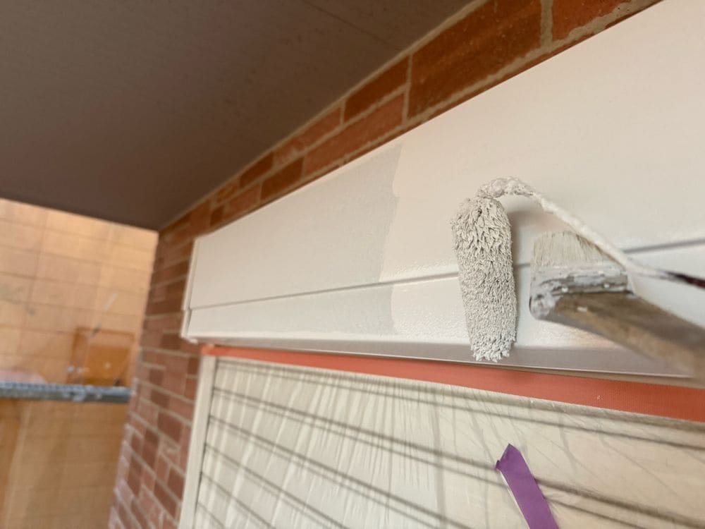 三重郡菰野町_I様_シャッターボックス(中塗り) 三重郡菰野町の外壁塗装をリペイント匠が施工した写真