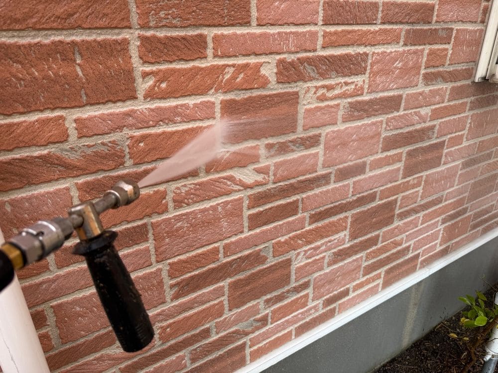 三重郡菰野町_I様_高圧洗浄①(外壁) 三重郡菰野町の外壁塗装をリペイント匠が施工した写真