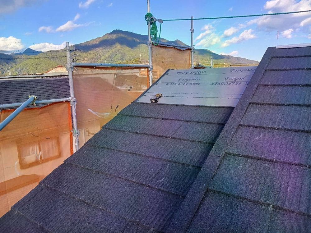 本体(施工中2) 尾鷲市で外壁塗装・屋根工事・防水工事をリペイント匠が施工した写真