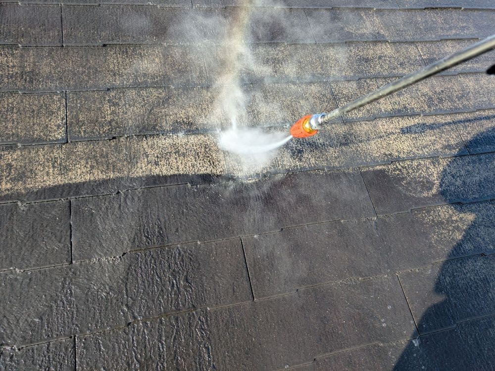 高圧洗浄(屋根) (2) 尾鷲市で外壁塗装・屋根工事・防水工事をリペイント匠が施工した写真