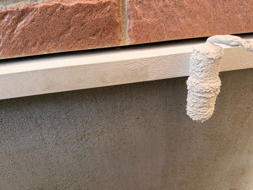 三重郡菰野町_I様_水切り(下塗り) 三重郡菰野町の外壁塗装をリペイント匠が施工した写真