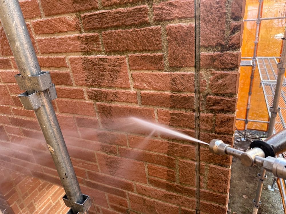 三重郡菰野町_I様_高圧洗浄②(外壁) 三重郡菰野町の外壁塗装をリペイント匠が施工した写真