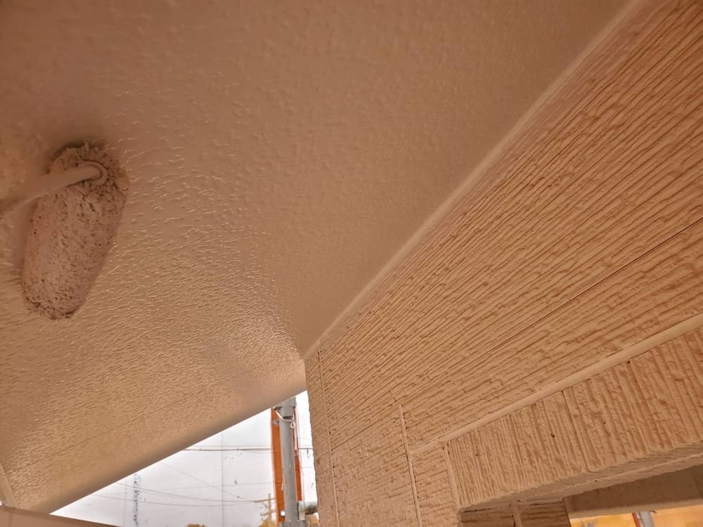 M様(亀山)軒天(上塗り) (2) 亀山市の外壁塗装、防水工事をリペイント匠が施工した写真