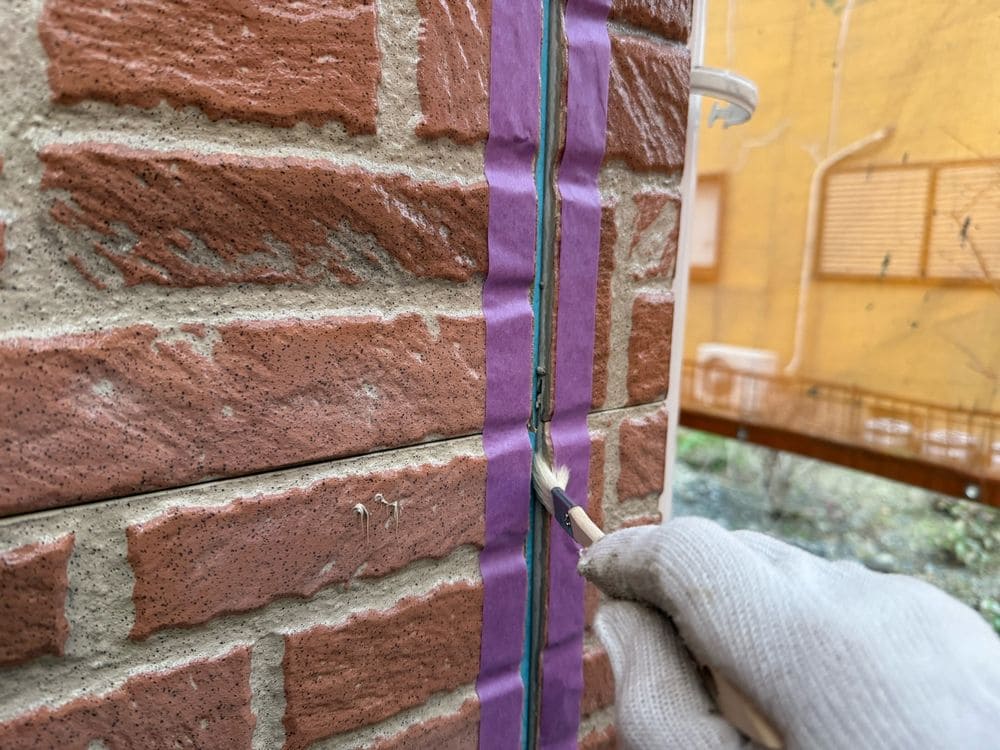 三重郡菰野町_I様_シール①(プライマー塗布) 三重郡菰野町の外壁塗装をリペイント匠が施工した写真