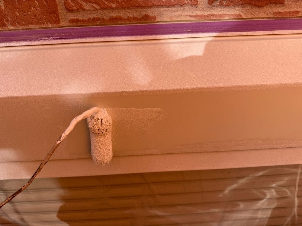 三重郡菰野町_I様_シャッターボックス(下塗り) 三重郡菰野町の外壁塗装をリペイント匠が施工した写真