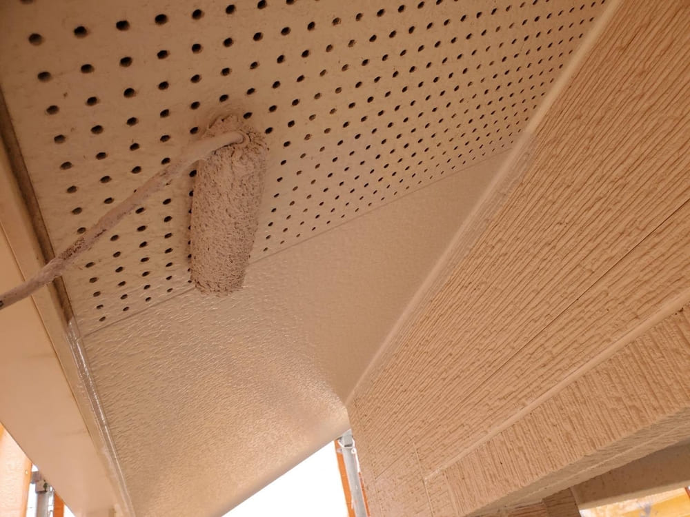 M様(亀山)軒天(中塗り) (2) 亀山市の外壁塗装、防水工事をリペイント匠が施工した写真