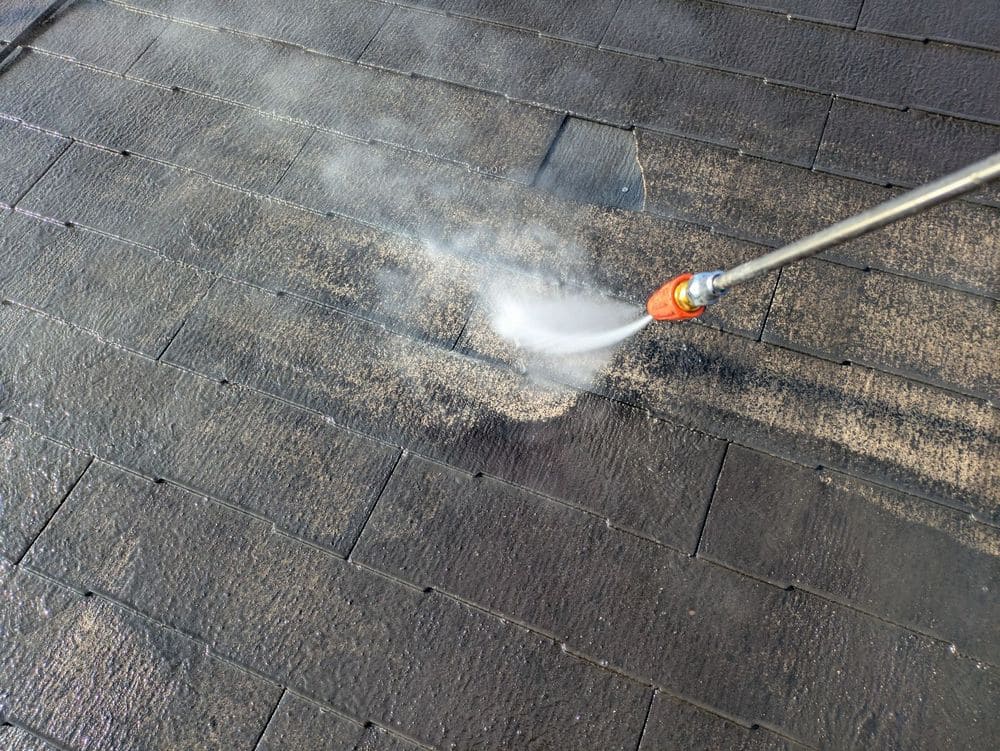 高圧洗浄(屋根) 尾鷲市で外壁塗装・屋根工事・防水工事をリペイント匠が施工した写真