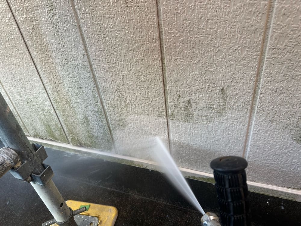 鈴鹿市_K様_高圧洗浄(外壁) (2) 鈴鹿市の外壁塗装、屋根塗装、防水工事をリペイント匠が施工した写真