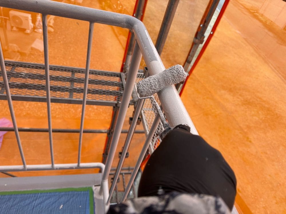 鈴鹿市_K様_付帯部2_中塗り 鈴鹿市の外壁塗装、屋根塗装、防水工事をリペイント匠が施工した写真