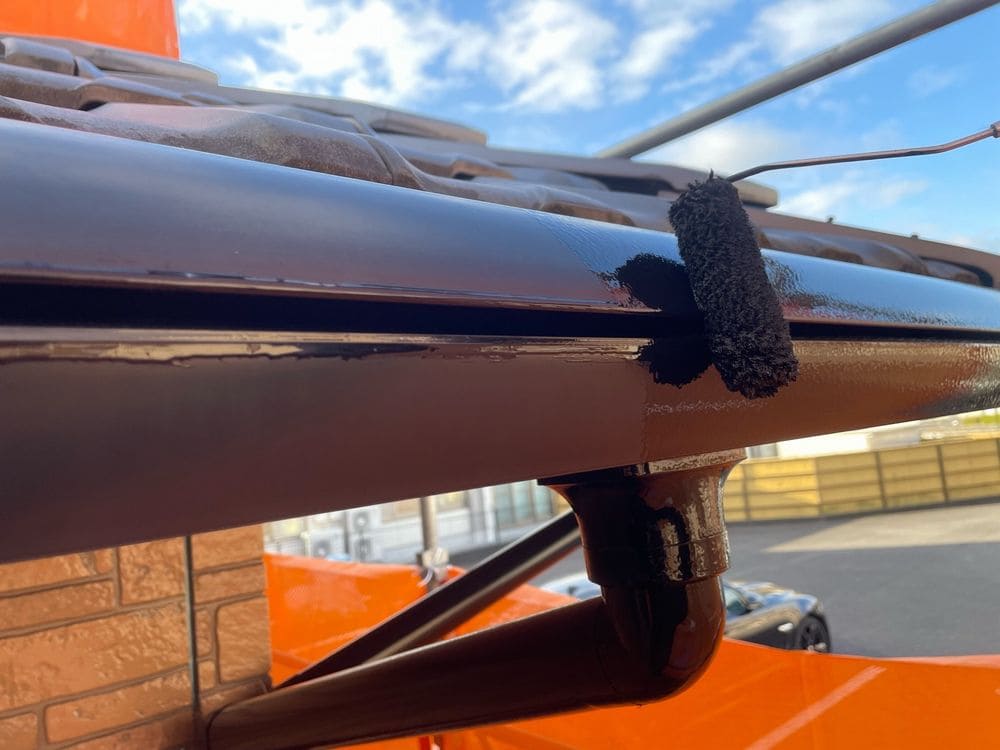 鈴鹿市_S様_樋(中塗り) 鈴鹿市の外壁塗装、防水工事をリペイント匠が施工した写真