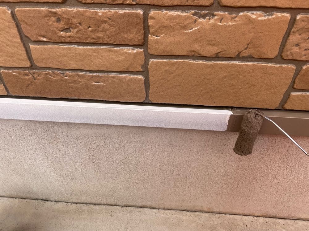 鈴鹿市_S様_水切り(中塗り) 鈴鹿市の外壁塗装、防水工事をリペイント匠が施工した写真