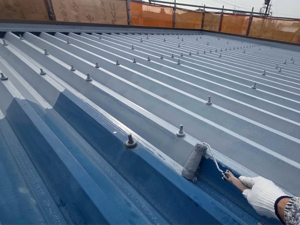 鈴鹿市_K様_屋根(下塗り) 鈴鹿市の外壁塗装、屋根塗装、防水工事をリペイント匠が施工した写真