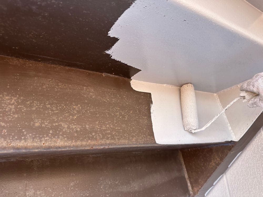 鈴鹿市_K様_付帯部_下塗り 鈴鹿市の外壁塗装、屋根塗装、防水工事をリペイント匠が施工した写真