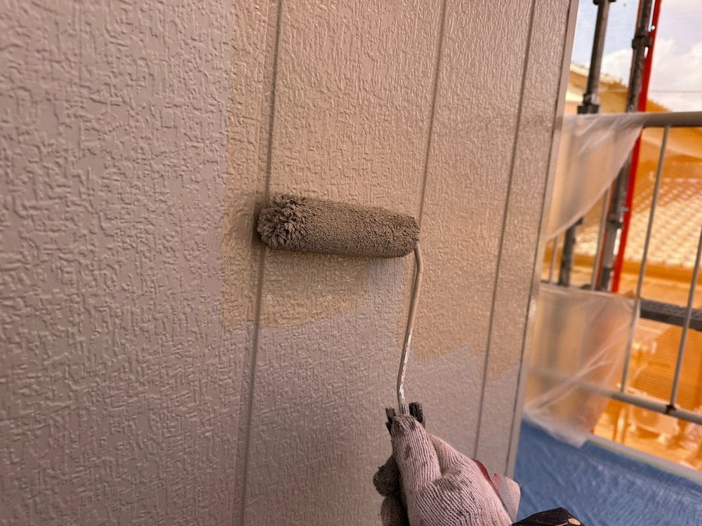 鈴鹿市_K様_外壁(中塗り) 鈴鹿市の外壁塗装、屋根塗装、防水工事をリペイント匠が施工した写真