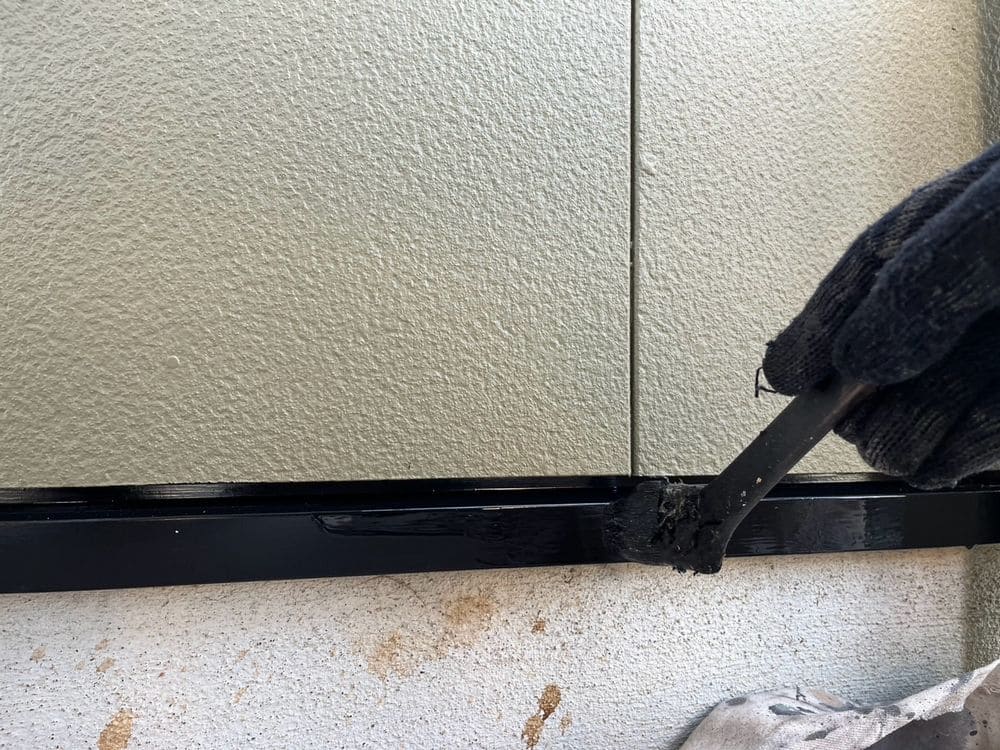 水切り(上塗り) 松阪市で外壁塗装と防水工事をリペイント匠が施工した写真