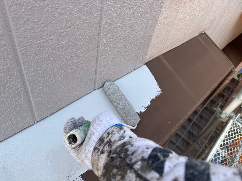 鈴鹿市_K様_シャッターボックス(下塗り) 鈴鹿市の外壁塗装、屋根塗装、防水工事をリペイント匠が施工した写真