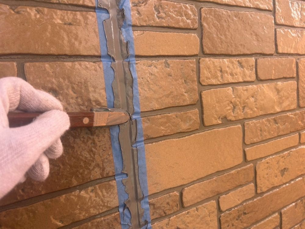 鈴鹿市_S様_シール(打ちならし) 鈴鹿市の外壁塗装、防水工事をリペイント匠が施工した写真