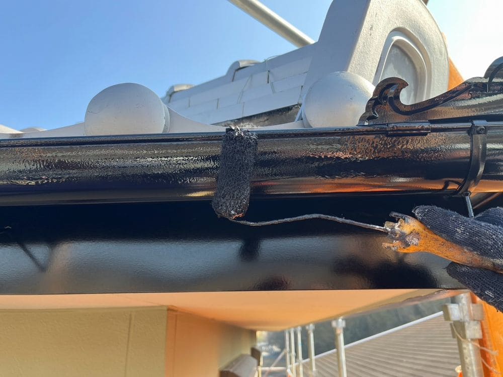 樋(上塗り) 松阪市で外壁塗装と防水工事をリペイント匠が施工した写真