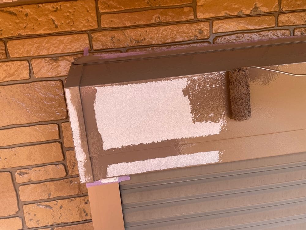 鈴鹿市_S様_シャッターボックス(中塗り) 鈴鹿市の外壁塗装、防水工事をリペイント匠が施工した写真