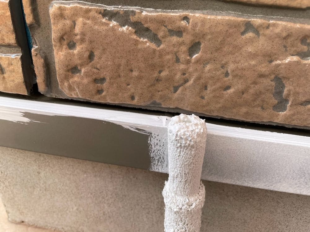 鈴鹿市_S様_水切り(下塗り) 鈴鹿市の外壁塗装、防水工事をリペイント匠が施工した写真