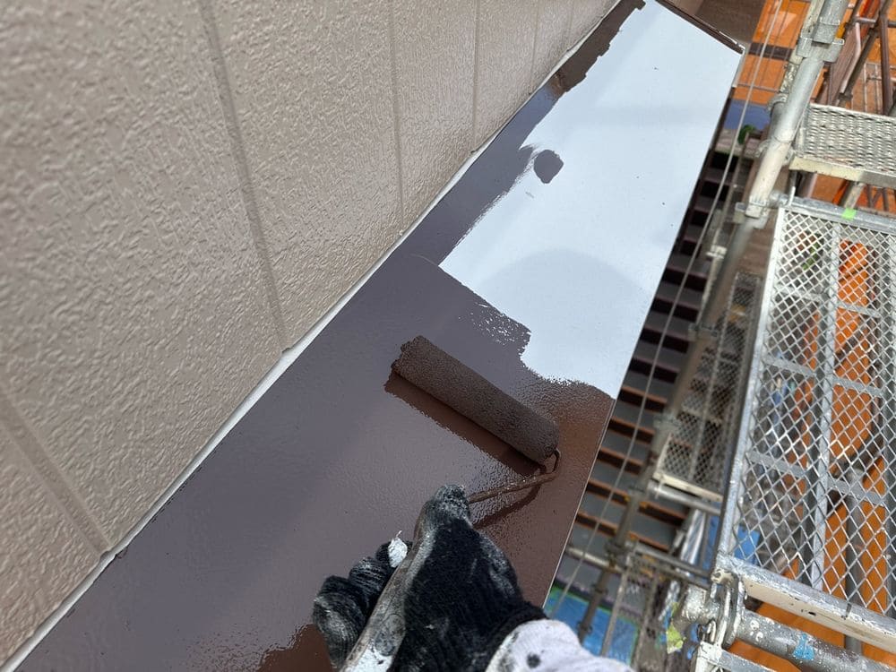 鈴鹿市_K様_シャッターボックス(中塗り) 鈴鹿市の外壁塗装、屋根塗装、防水工事をリペイント匠が施工した写真