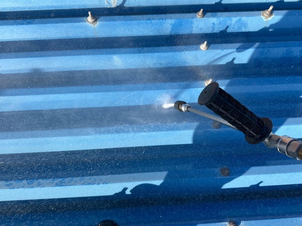 鈴鹿市_K様_高圧洗浄(屋根) 鈴鹿市の外壁塗装、屋根塗装、防水工事をリペイント匠が施工した写真