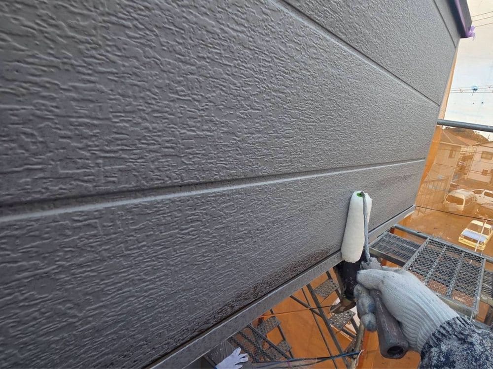 鈴鹿市_K様_外壁(下塗り2) 鈴鹿市の外壁塗装、屋根塗装、防水工事をリペイント匠が施工した写真