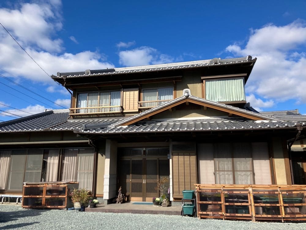 主屋_施工前_外壁全体 松阪市で外壁塗装と防水工事をリペイント匠が施工した写真