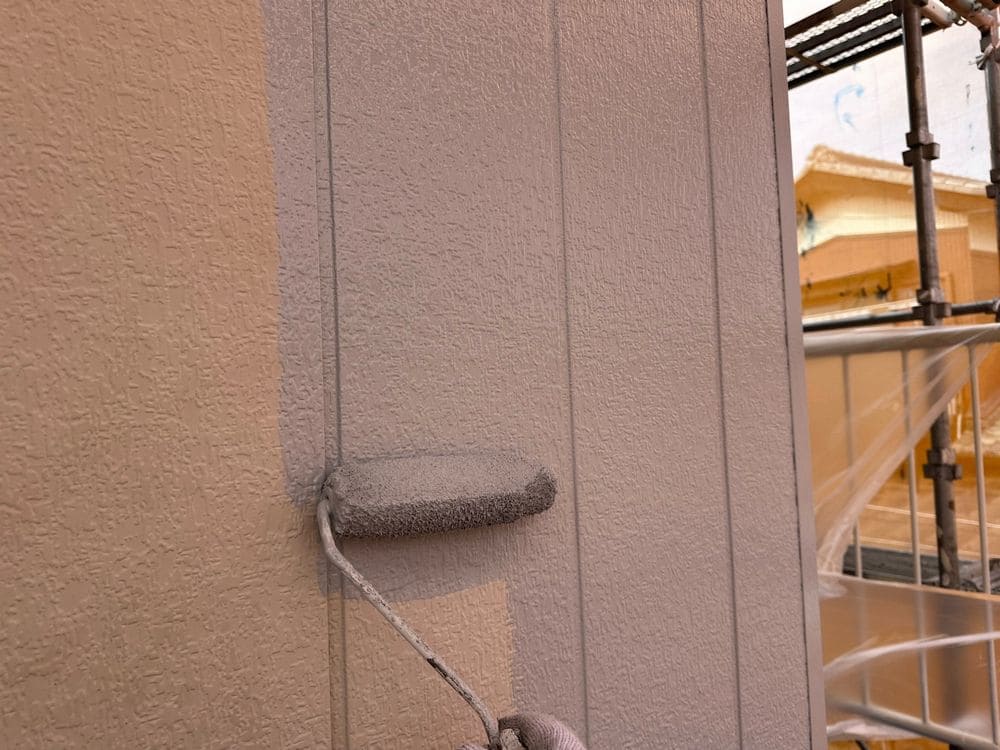 鈴鹿市_K様_外壁(下塗り) 鈴鹿市の外壁塗装、屋根塗装、防水工事をリペイント匠が施工した写真