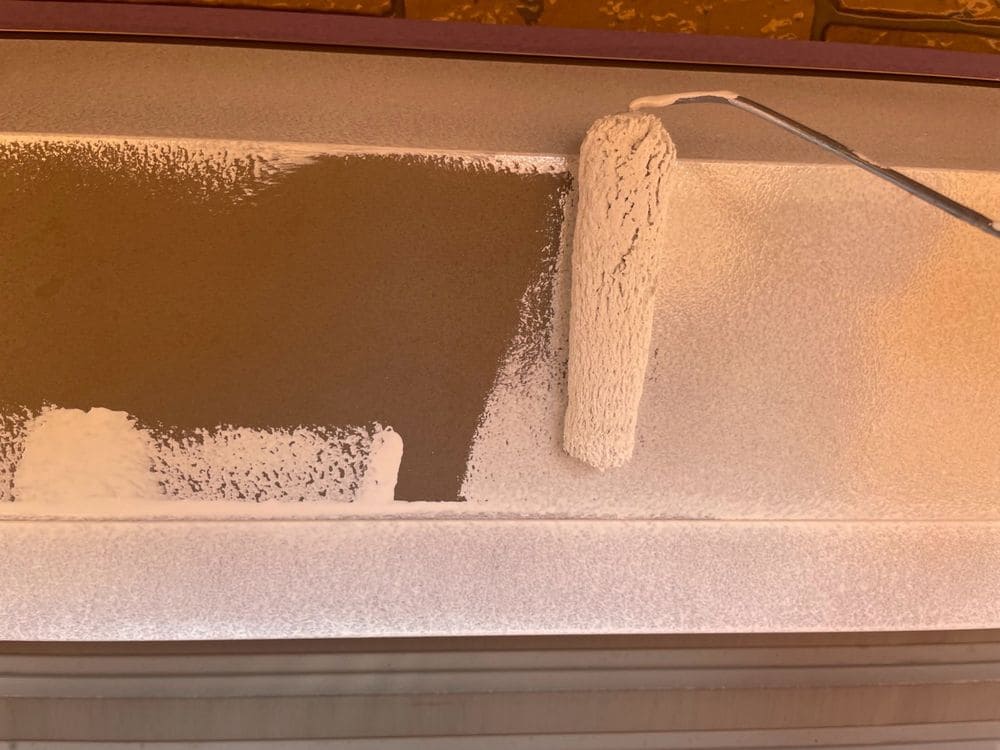 鈴鹿市_S様_シャッターボックス(下塗り) 鈴鹿市の外壁塗装、防水工事をリペイント匠が施工した写真