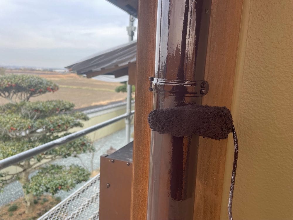 樋(中塗り) (3) 松阪市で外壁塗装と防水工事をリペイント匠が施工した写真