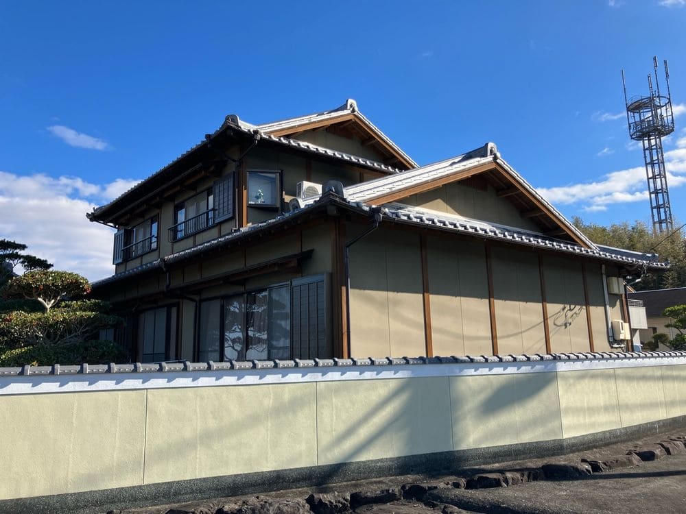 主屋_施工前_外壁全体 (3) 松阪市で外壁塗装と防水工事をリペイント匠が施工した写真