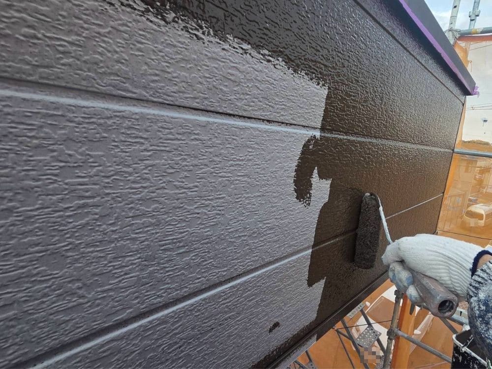 鈴鹿市_K様_外壁(中塗り2) 鈴鹿市の外壁塗装、屋根塗装、防水工事をリペイント匠が施工した写真