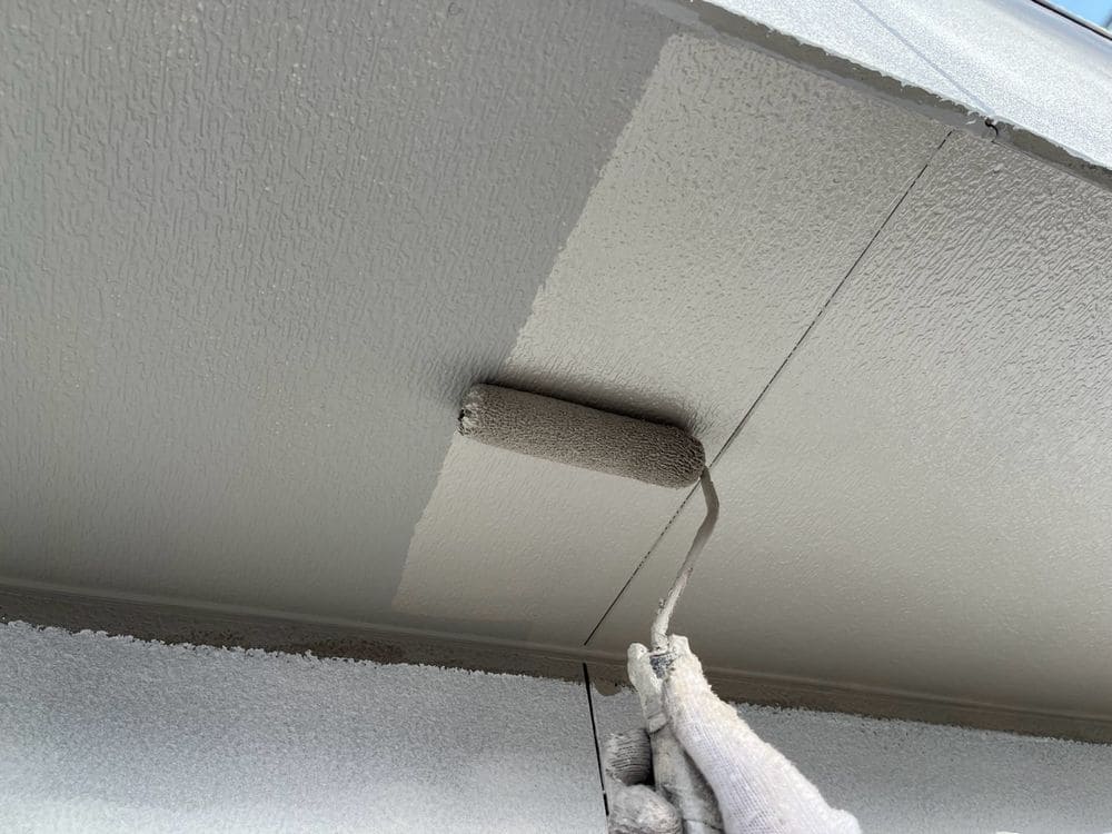 軒天(上塗り) 松阪市で外壁塗装と防水工事をリペイント匠が施工した写真