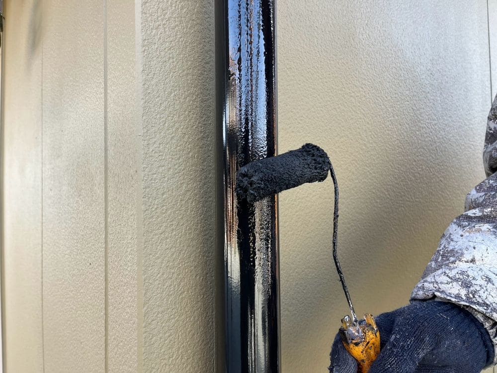 樋(上塗り) (2) 松阪市で外壁塗装と防水工事をリペイント匠が施工した写真