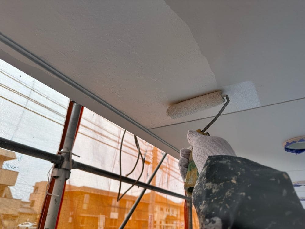 鈴鹿市_K様_軒天(上塗り) 鈴鹿市の外壁塗装、屋根塗装、防水工事をリペイント匠が施工した写真