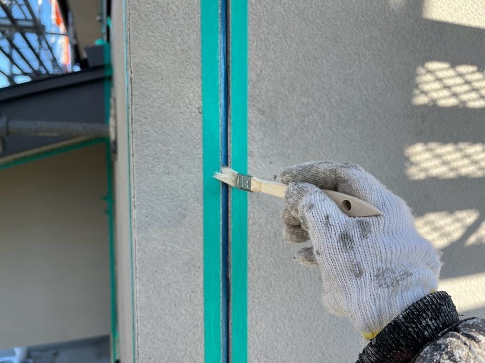 シール(プライマー塗布) 松阪市で外壁塗装と防水工事をリペイント匠が施工した写真