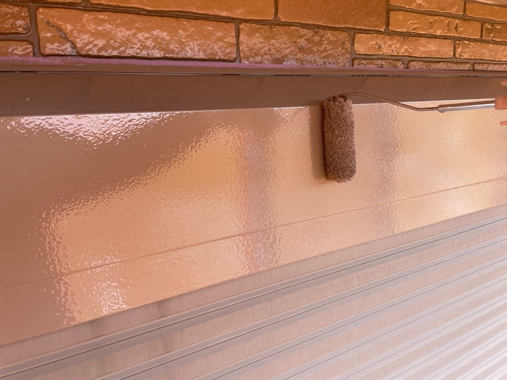 鈴鹿市_S様_シャッターボックス(上塗り) 鈴鹿市の外壁塗装、防水工事をリペイント匠が施工した写真