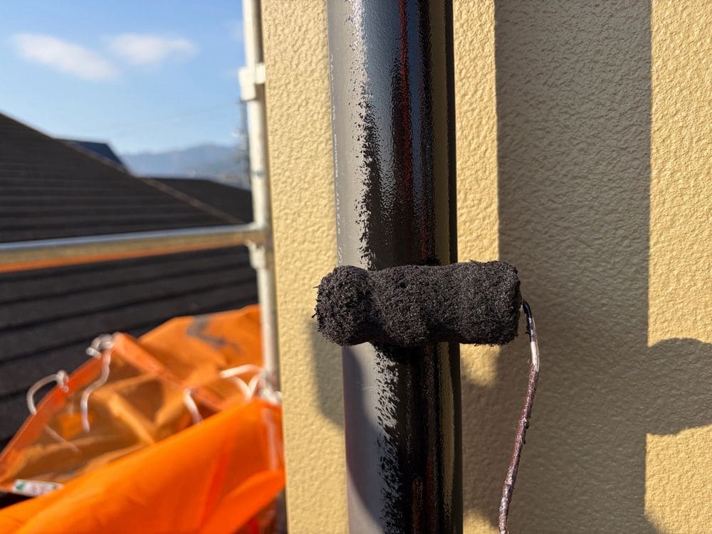 樋(中塗り) 松阪市で外壁塗装と防水工事をリペイント匠が施工した写真