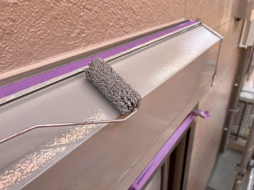 津市久居 H様シャッターボックス上塗り 津市の外壁塗装をリペイント匠が施工した写真