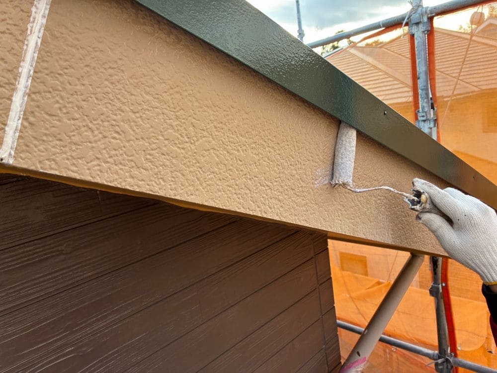津市久居 H様破風下塗り 津市の外壁塗装をリペイント匠が施工した写真